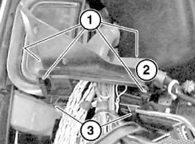 10. Отожмите фиксаторы (1), снимите крышку короба…