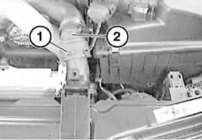 4. Выньте фиксаторы (1) и отсоедините водяные…