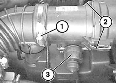 1. Ослабьте хомут (1) и отожмите скобы (2).…