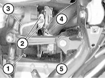 5. Ослабьте хомут (1), выверните болты (2) и…