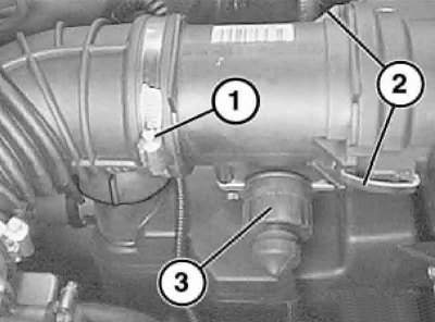 1. Ослабьте хомут (1), отожмите скобы (2),…
