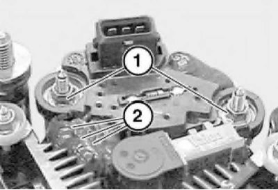 2. Отдайте гайки (1) и удалите герметик (2).