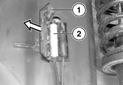 2. Раскройте корпус разъема (1), выньте разъем…