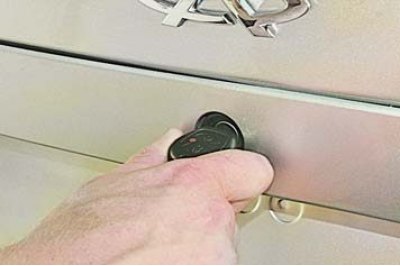 Для того чтобы открыть дверь задка, поверните…