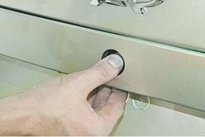 ...выньте ключ, нажмите на кнопку замка и…