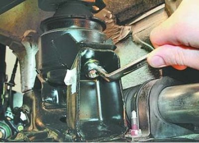 4. ...и левого креплений опоры к поперечине...