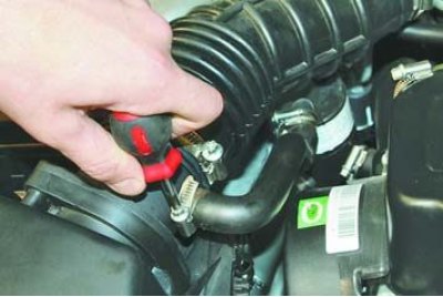 1. Ослабьте затяжку хомута крепления отводящего…