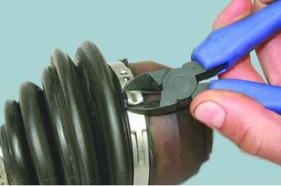 3. Для замены наружного шарнира и его чехла отсоедините отверткой или перекусите бокорезами замок…