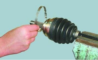 4. ...и снимите хомут.