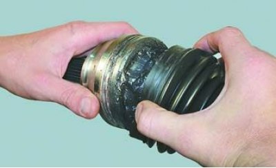 5. Сдвиньте защитный чехол с корпуса шарнира...