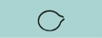 8. Извлеките стопорное кольцо из проточки обоймы шарнира.