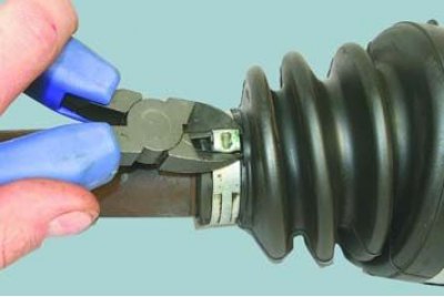 9. Снимите малый хомут чехла наружного шарнира так же, как снимали большой хомут (см. п. 3).