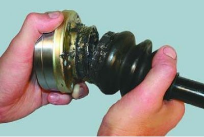 14. Сдвиньте чехол по валу, сняв его с держателя на корпусе шарнира.