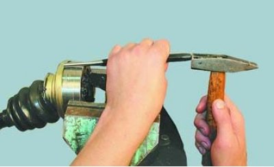 15. Зажмите внутренний шарнир в тисках и спрессуйте держатель чехла с его корпуса.