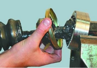 16. Переместите держатель по валу настолько, чтобы открылся доступ к стопорному кольцу крепления…