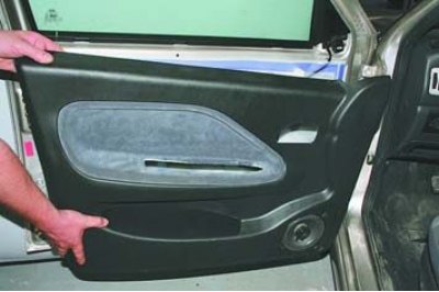 1. Снимите обивку передней двери и влагозащитную пленку (см. «Снятие и установка обивки передней…