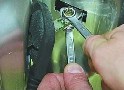 2. Удерживая штифт от проворачивания, вторым ключом отверните гайку...