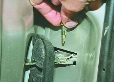 3. ...и извлеките штифт ограничителя открывания двери.