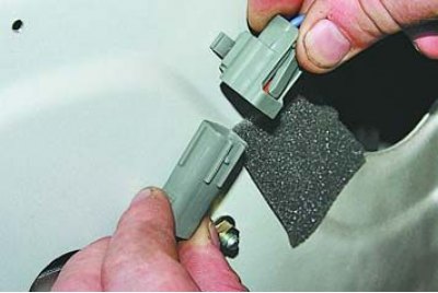 5. Разъедините колодку жгута проводов стеклоподъемника.