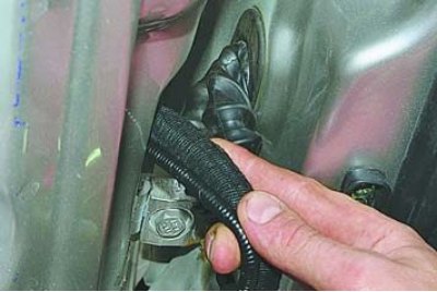 8. ...и извлеките жгут проводов из технологического отверстия передней двери.