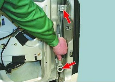 9. Придерживая дверь (лучше всего, если это будет делать помощник), выверните два болта крепления…