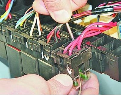 6. Отожмите отверткой...