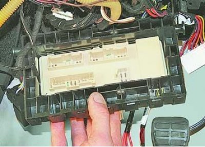 9. ...и снимите монтажный блок с автомобиля.