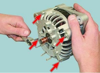 30. Торцовой головкой TORX E8 выверните четыре…