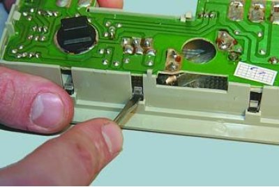 7. Отожмите фиксаторы рассеивателя...