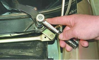 Болт крепления дворников 2107. Заглушка гайки стеклоочистителя 1118-2170. Болт крепления стеклоочистителя ваз 2109. Гайка крепления поводка стеклоочистителя 2108. Замена заднего поводка стеклоочистителя рено сандеро.