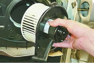 7. ...и извлеките электродвигатель из корпуса.