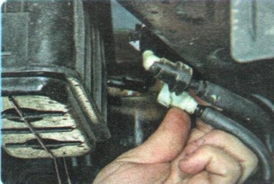 8. ...и отсоедините трубопровод от…