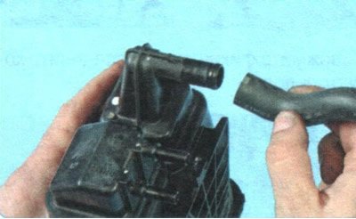 8. Снимите с патрубка адсорбера вентиляционный…