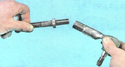8. Отверните наконечник от рулевой тяги,…
