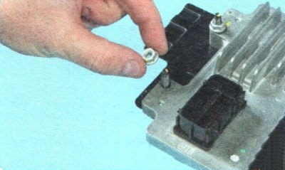 8. При необходимости отверните четыре гайки...