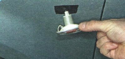 2. ...и извлеките его из крыла.