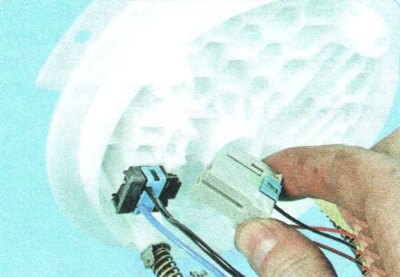 6. Сожмите фиксатор и отсоедините колодку жгута…
