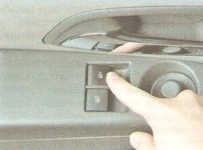 Для того чтобы опустить стекло, нажмите на…