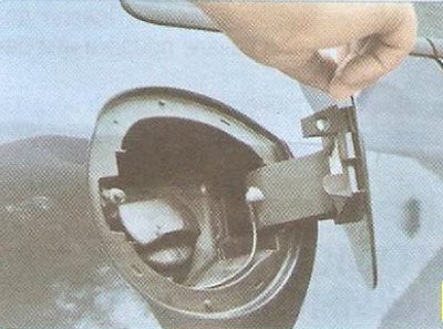 2. Откиньте крышку люка топливного бака.