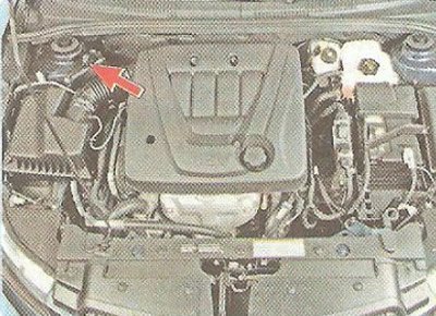 Бачок установлен на кузове автомобиля в правой…