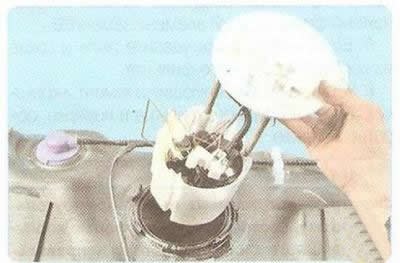 10. Аккуратно извлеките модуль и слейте из него…