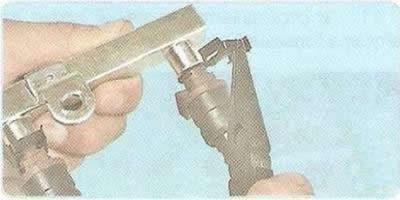 5. ...и снимите его с топливной рампы.