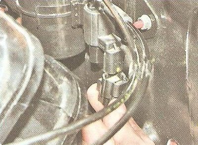 2. Отжав фиксатор, отсоедините от…