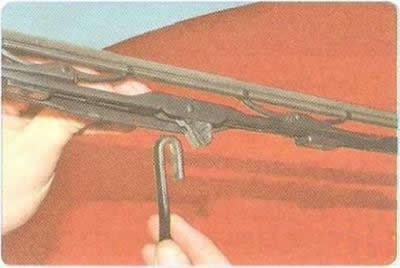 4. Снимите щетку с рычага.