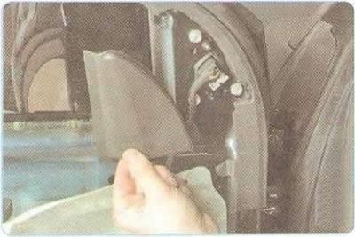 10. Снимите угловую декоративную наклад­ку…