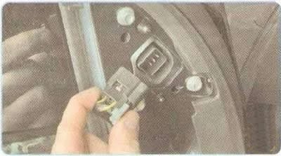 12. ...и отсоедините колодку от разъема зеркала…