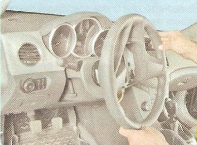 2. Снимите рулевое колесо (см. «Снятие и…