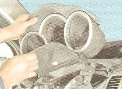10. Снимите комбинацию приборов с автомобиля.