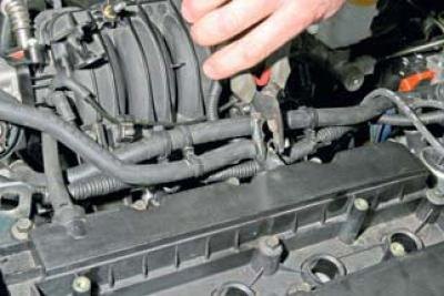 Пассатижами сжимаем концы хомута крепления шланга…