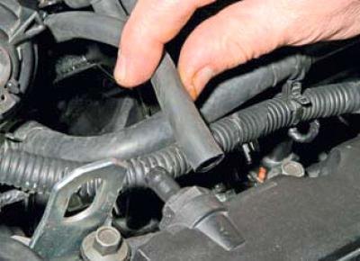 Снимаем с другого патрубка крышки шланг контура…